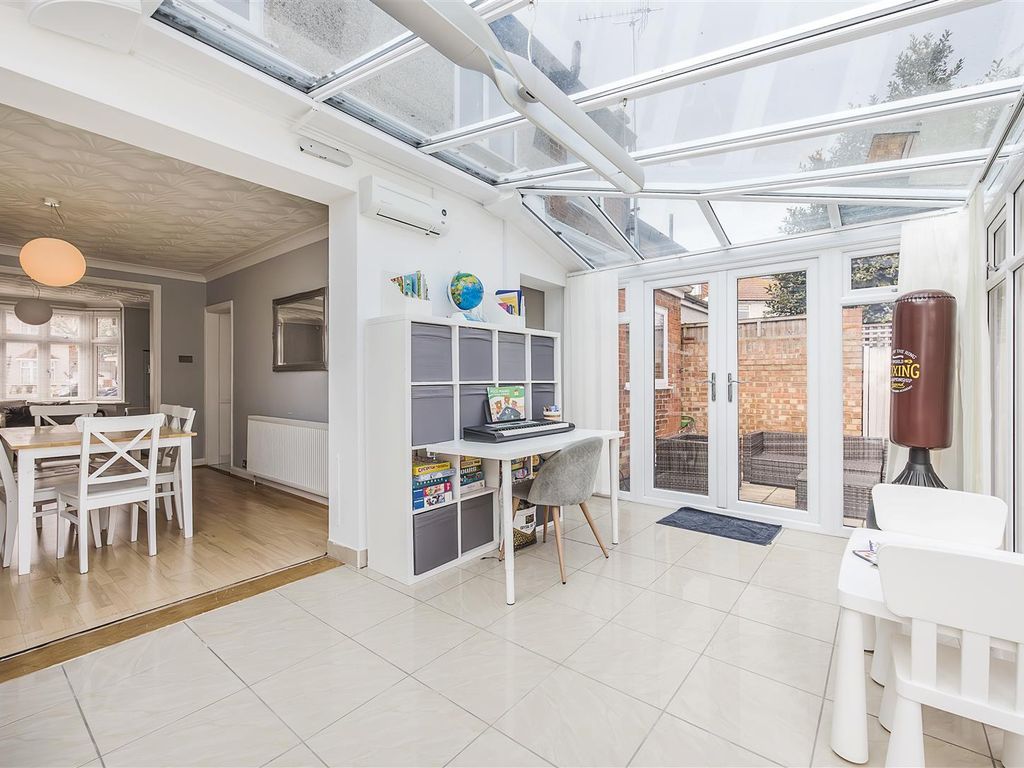 4 bed property for sale in Coniston Close, Bexleyheath DA7, £600,000