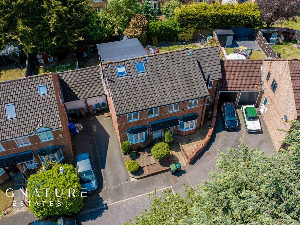 4 bed semidetached house for sale in Balmoral Road, Abbots Langley WD5