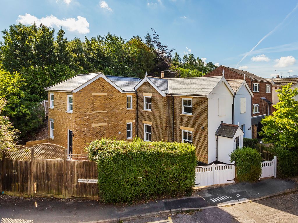 2 bed flat to rent in Old Station Approach, Leatherhead KT22, £1,450