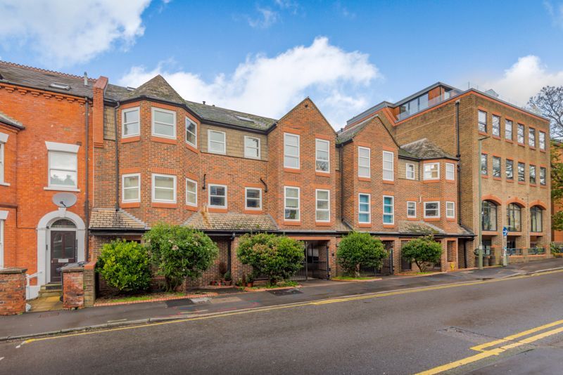 2 bed flat to rent in Sydenham Road, Guildford GU1 Zoopla