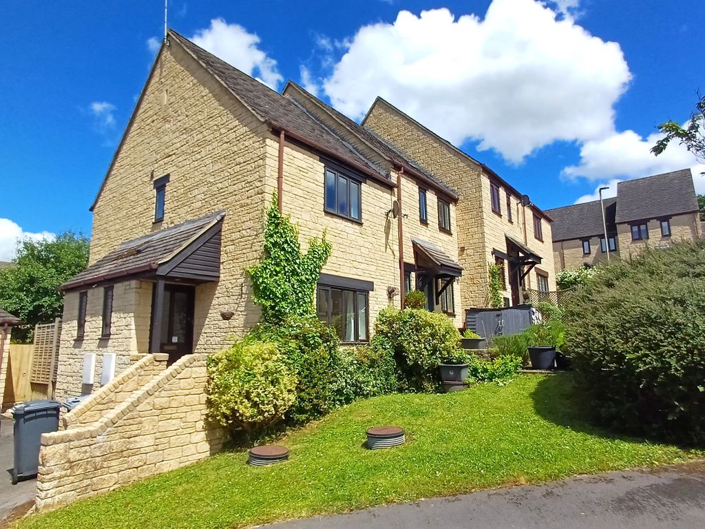 2 bed end terrace house for sale in Insall Road, Chipping Norton OX7, £