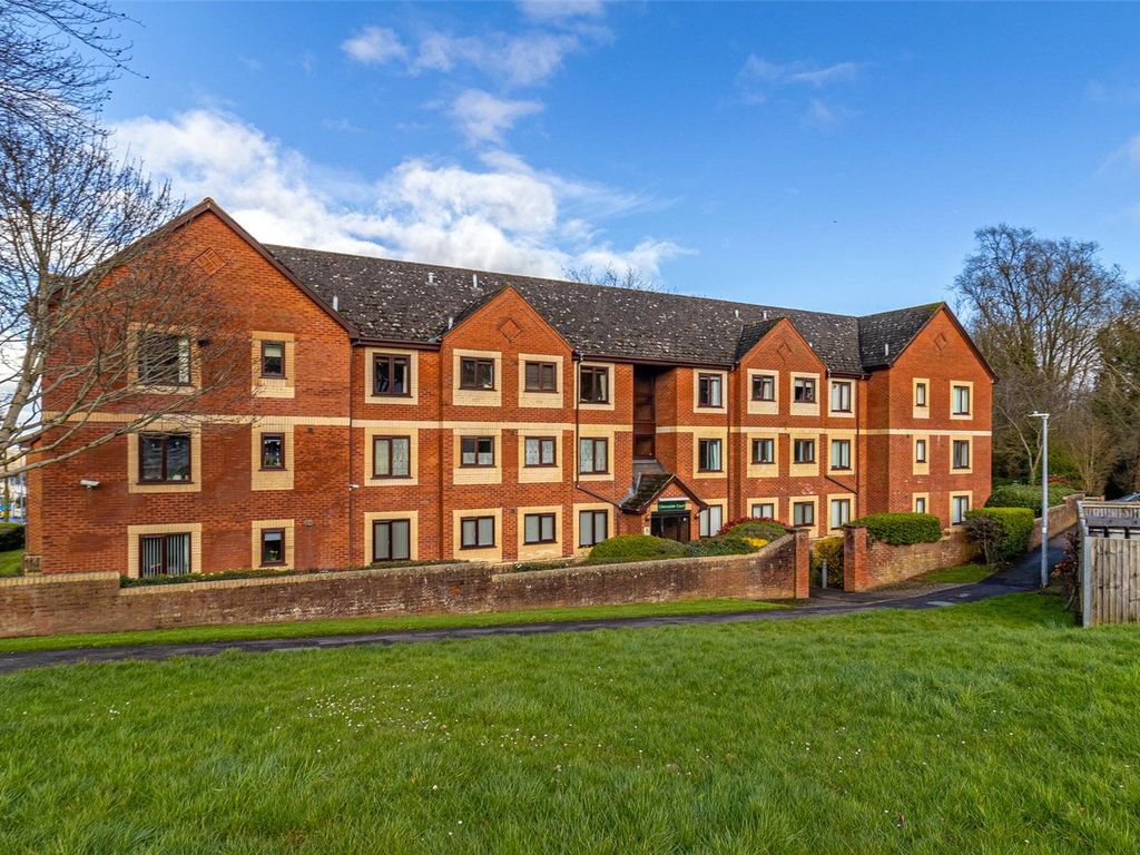 2 bed flat for sale in Cirencester Court, Drove Road, Swindon SN1, £