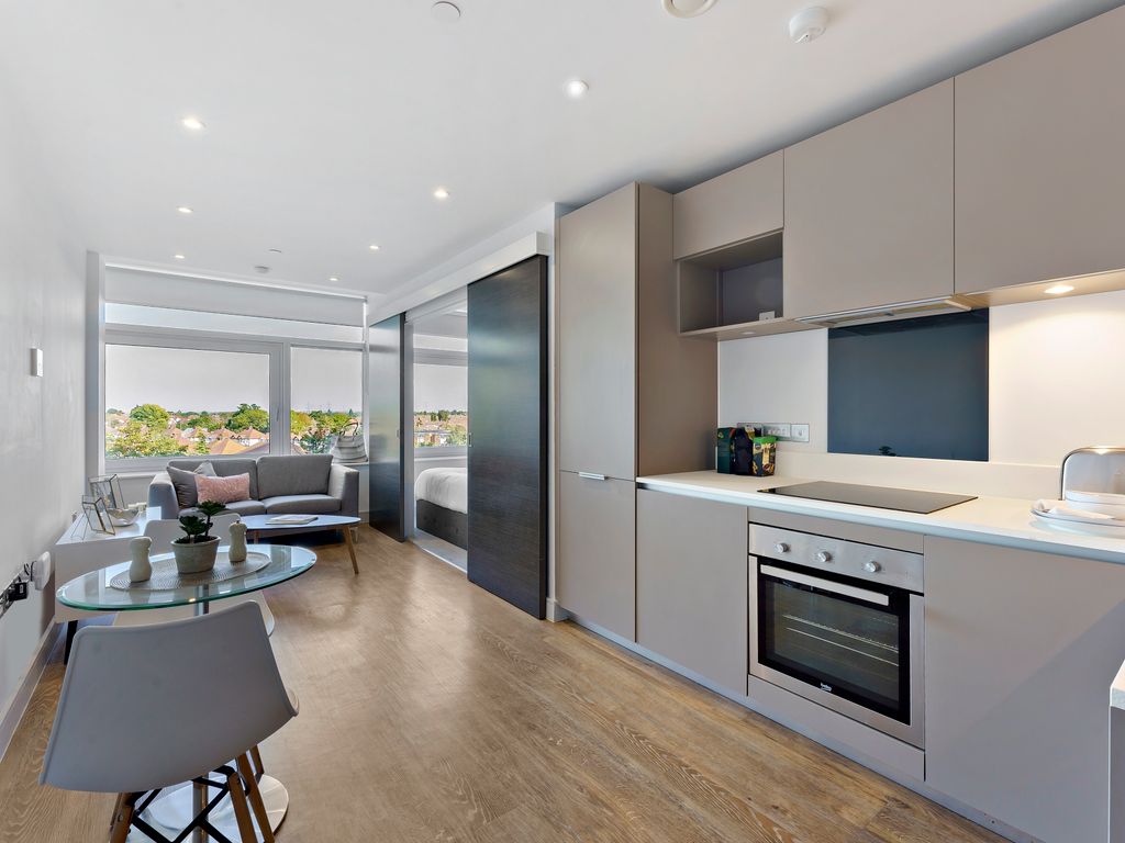 1 bed flat to rent in Tolworth Tower, Ewell Road, Surbiton KT6, £1,400