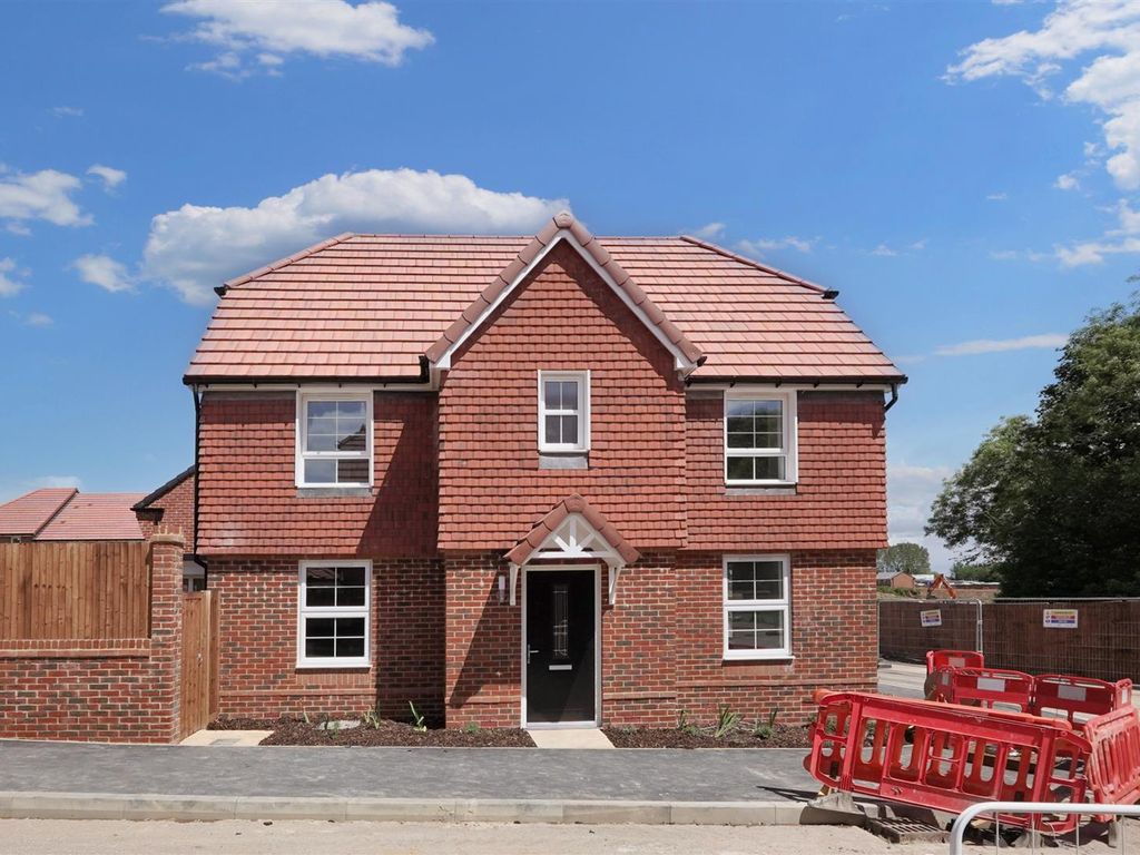 4 bed detached house to rent in Dragon Way, Sturry, Canterbury CT2, £