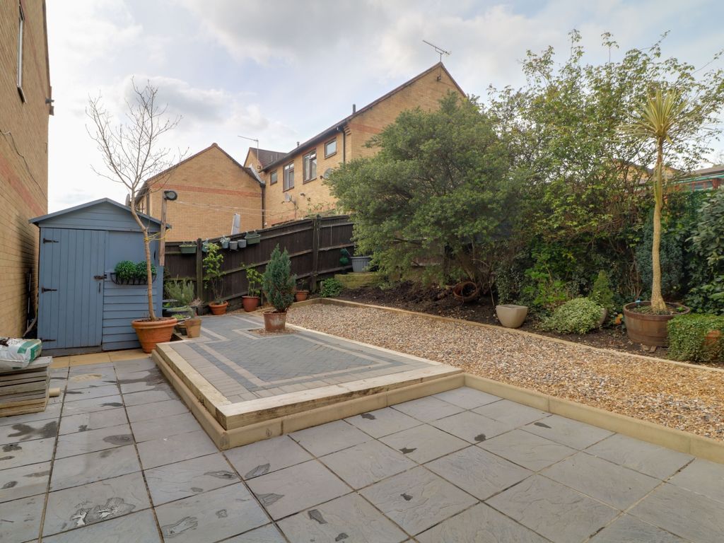3 bed end terrace house for sale in Poplar Grove, London N11, £550,000