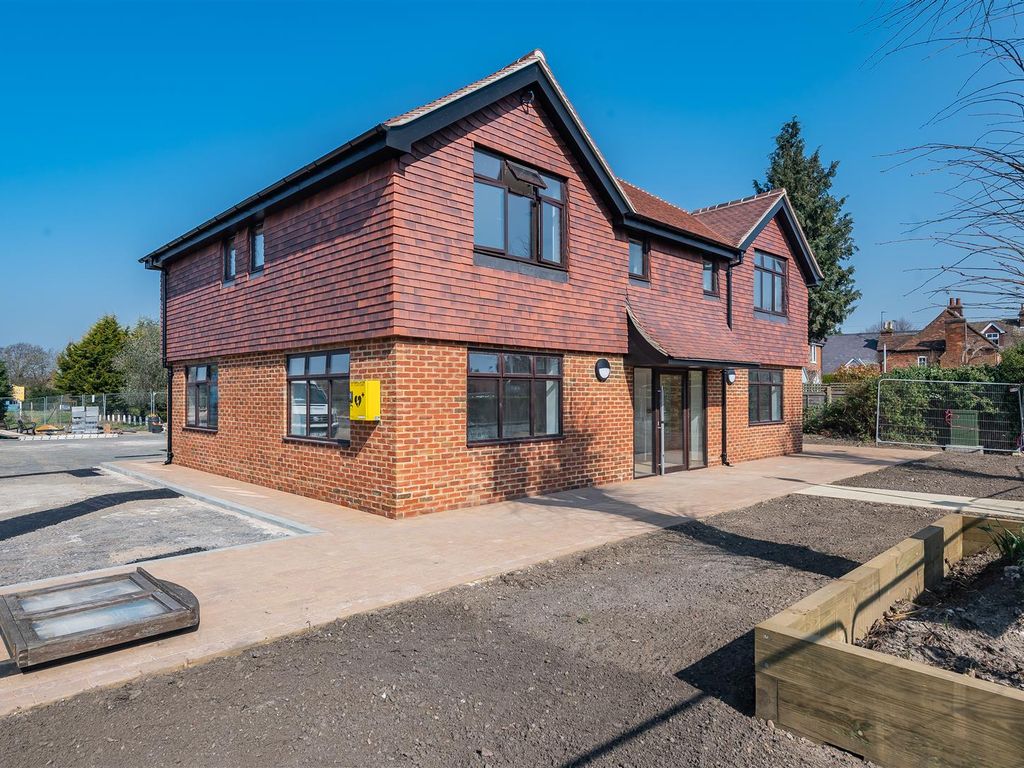 1 bed flat to rent in High Street, Ripley, Woking GU23, £950 pcm Zoopla