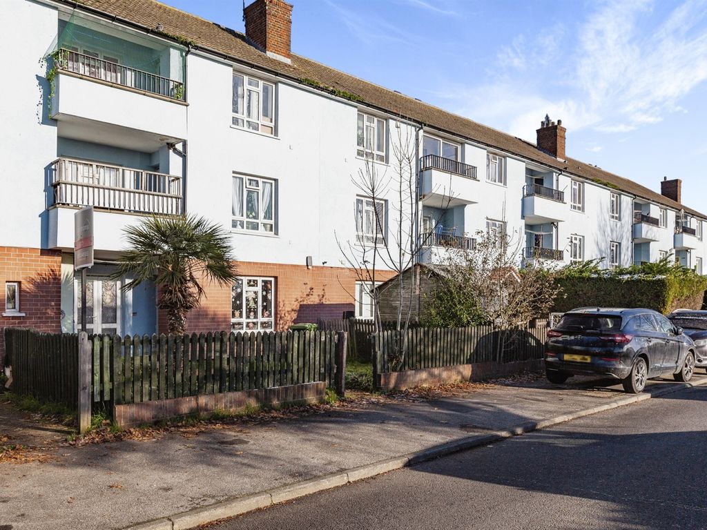 3 bed flat for sale in Reddington Drive, Langley, Slough SL3, £300,000