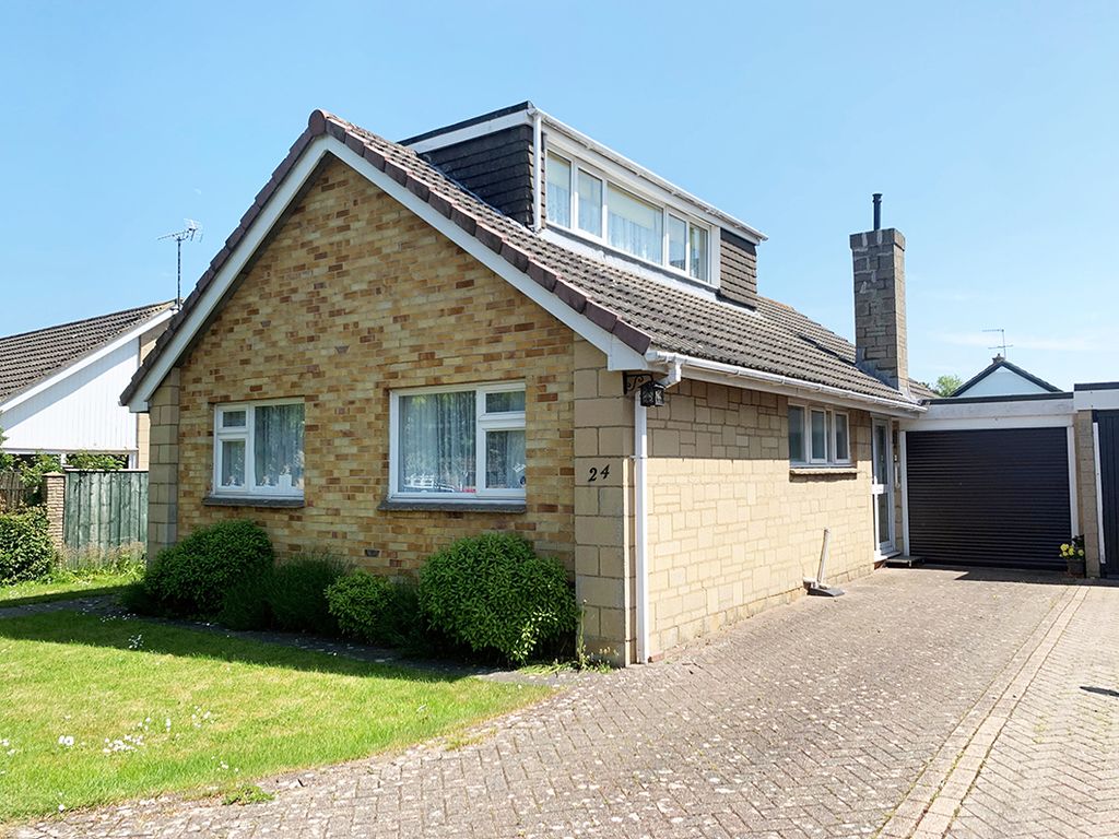 3 bed detached bungalow for sale in Sutton Park, Blunsdon SN26, £