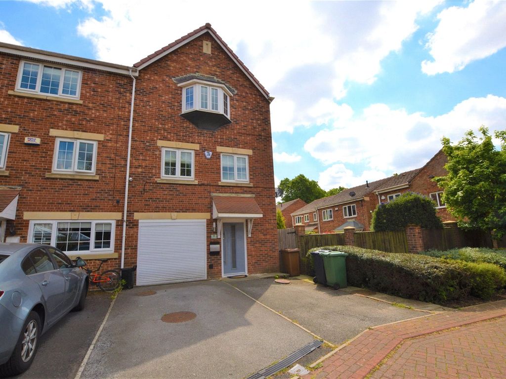 4 bed town house for sale in Castle Lodge Gardens, Rothwell, Leeds