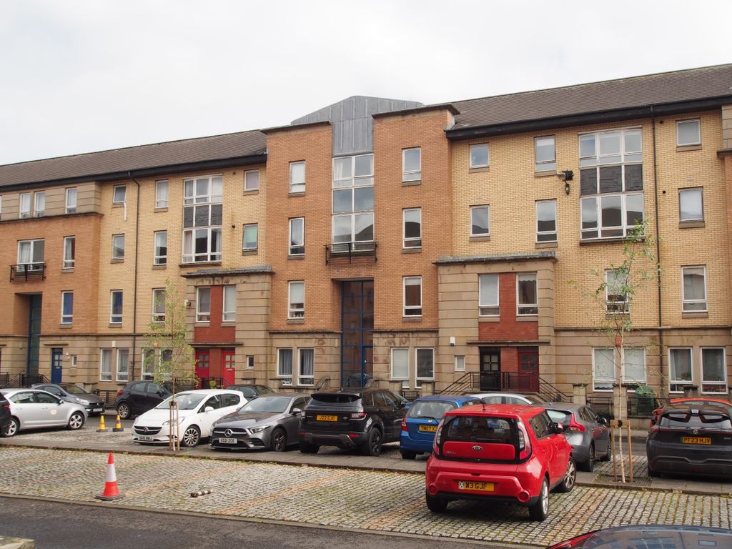 3 bed flat to rent in Errol Gardens, Oatlands, Glasgow G5, £980 pcm Zoopla