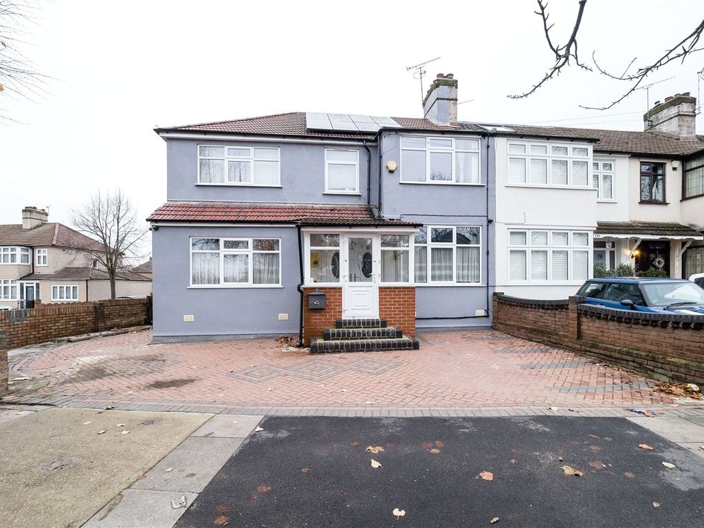 5 bed semidetached house for sale in Upper Rainham Road, Hornchurch