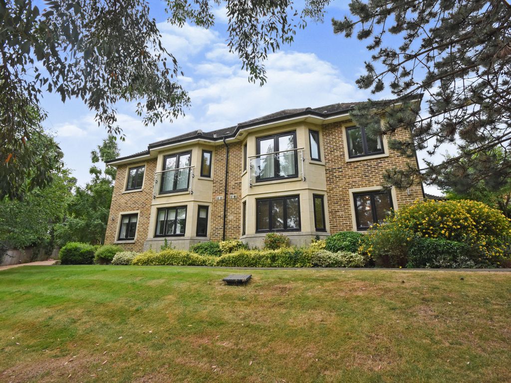 2 bed flat to rent in Maze Green Road, Stortford CM23, £1,800