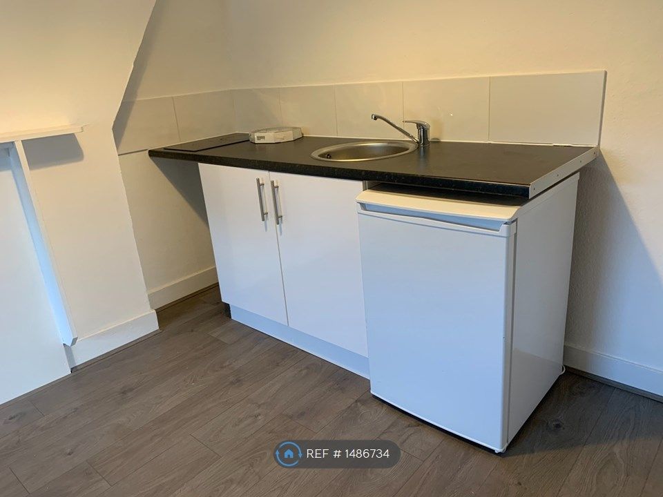 Room to rent in Church Street, Weybridge KT13 Zoopla