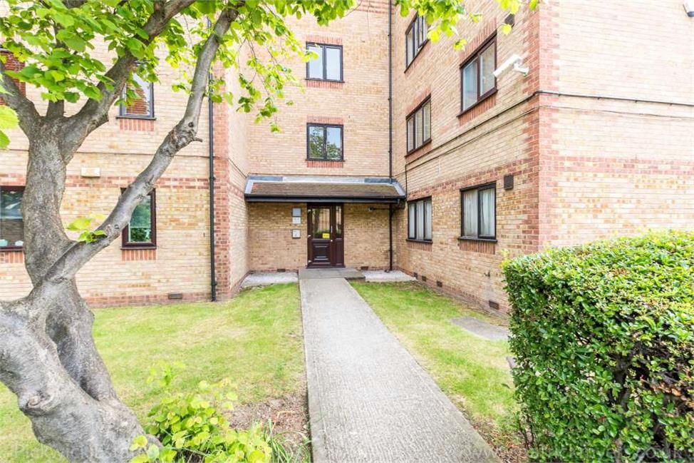 1 bed flat to rent in John Maurice Close, Elephant & Castle SE17, £