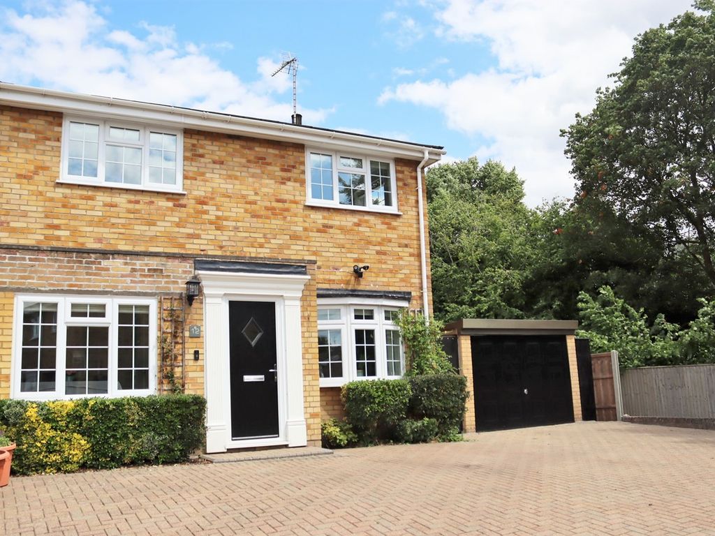 3 bed semidetached house for sale in Sidlaws Road, Farnborough GU14, £