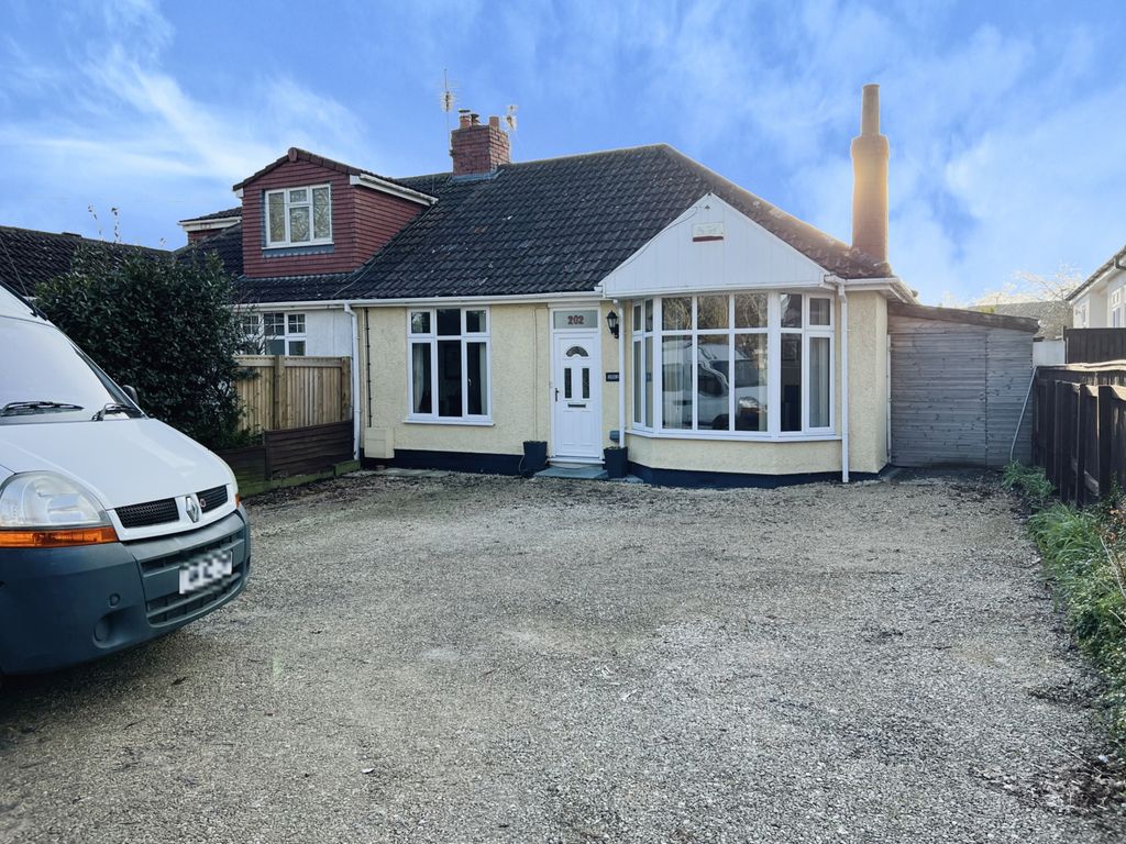 3 bed semidetached bungalow for sale in Bath Road, Longwell Green