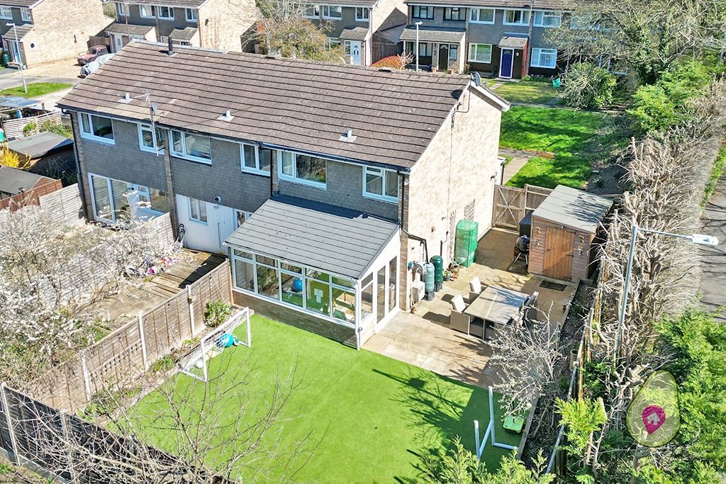 3 bed end terrace house for sale in Blagrove Drive, Wokingham