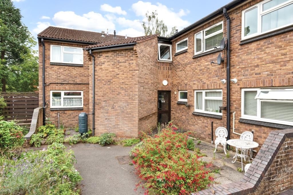 2 bed flat for sale in Virginia Water, Surrey GU25 Zoopla