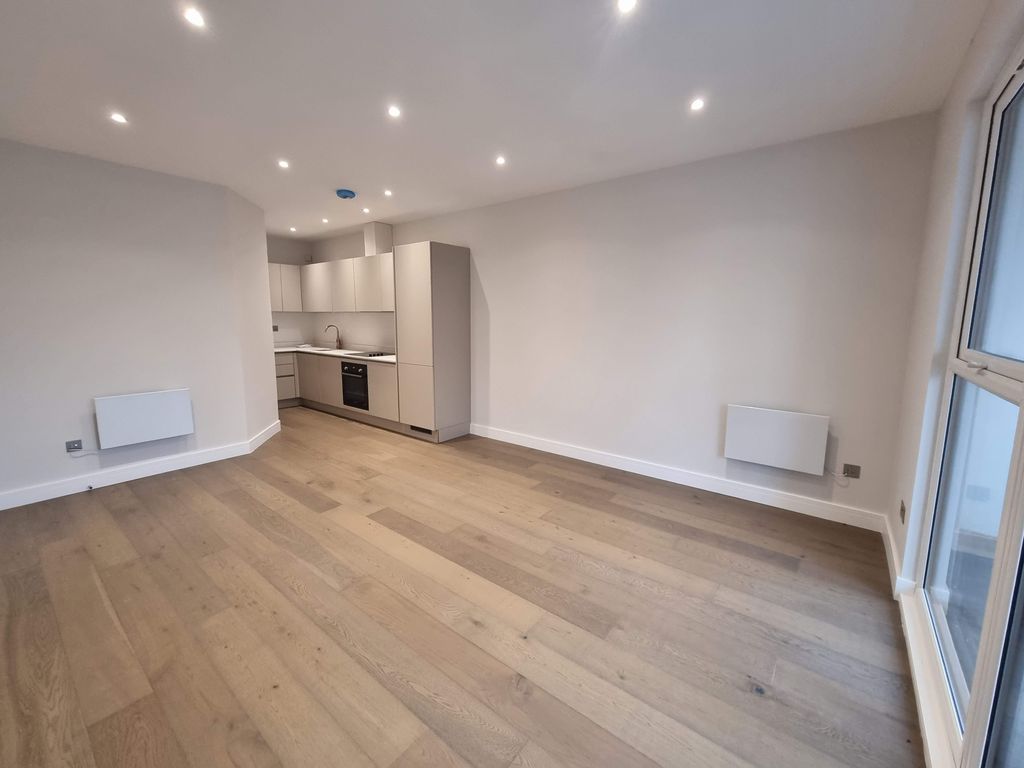 1 bed flat to rent in Pharmacia House, Saddlers Place, Hounslow TW3, £