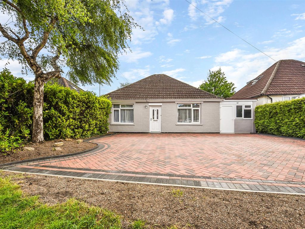 3 bed detached bungalow for sale in Charlton Road, Andover SP10, £