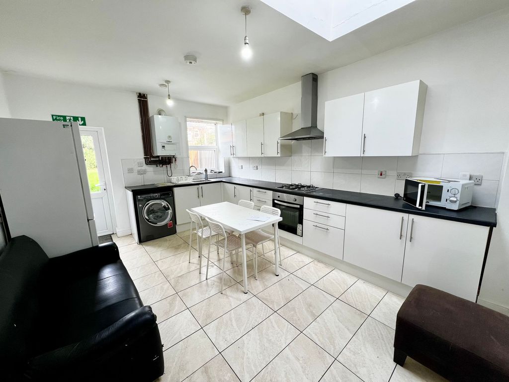 4 bed terraced house to rent in Humber Avenue, Coventry CV1, £1,600 pcm