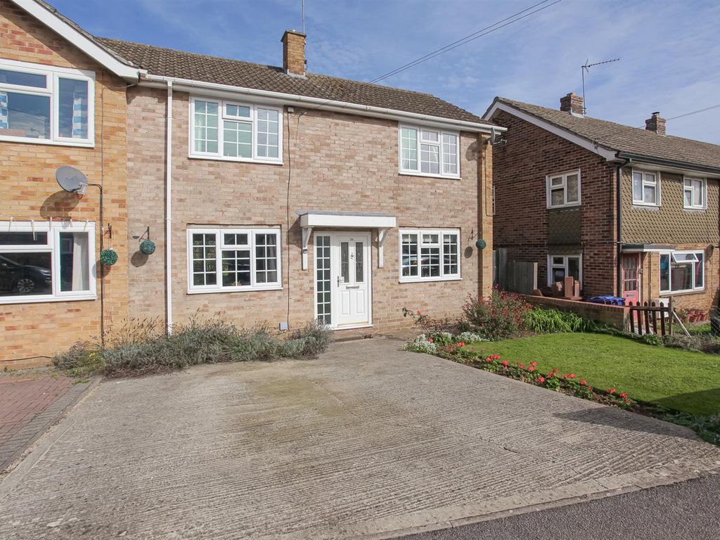 3 bed semidetached house for sale in Edinburgh Way, Banbury OX16, £