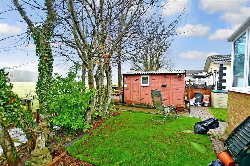 2 bed mobile/park home for sale in Woodlands Park, Biddenden, Ashford