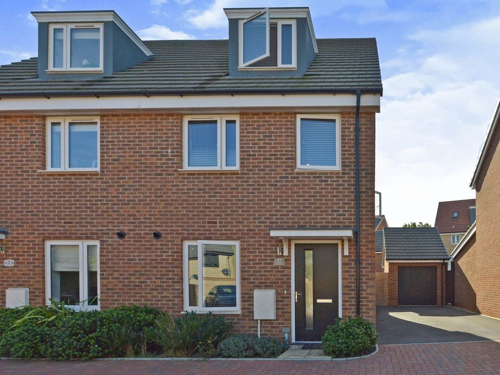 3 bed semidetached house for sale in Vianesa Grove, Whitehouse, Milton