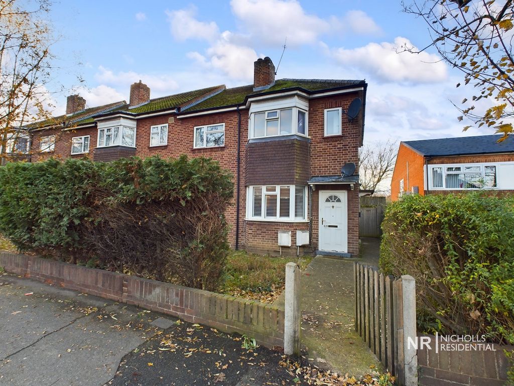 2 bed for sale in Hook Road, Surbiton, Surrey. KT6, £375,000