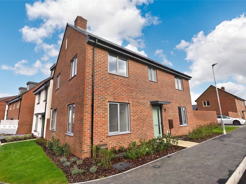 4 bed detached house to rent in Albatros Lane, Weston Turville