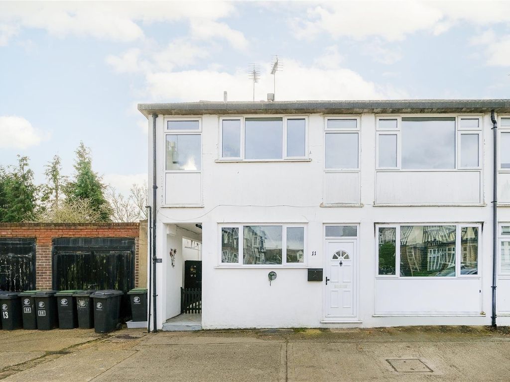 2 bed to rent in Algers Close, Loughton IG10, £1,650 pcm