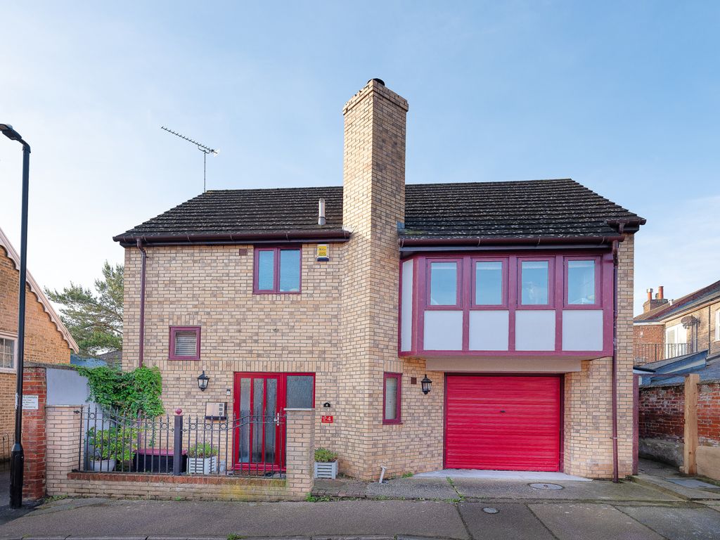 3 bed detached house for sale in Union Street West, Stowmarket IP14, £