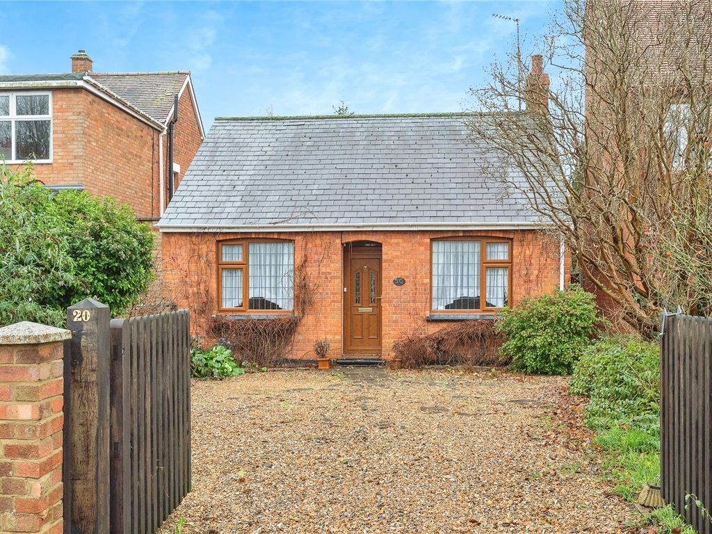 2 bed bungalow for sale in Vicarage Road, Bletchley, Milton Keynes, Buckinghamshire MK2, £