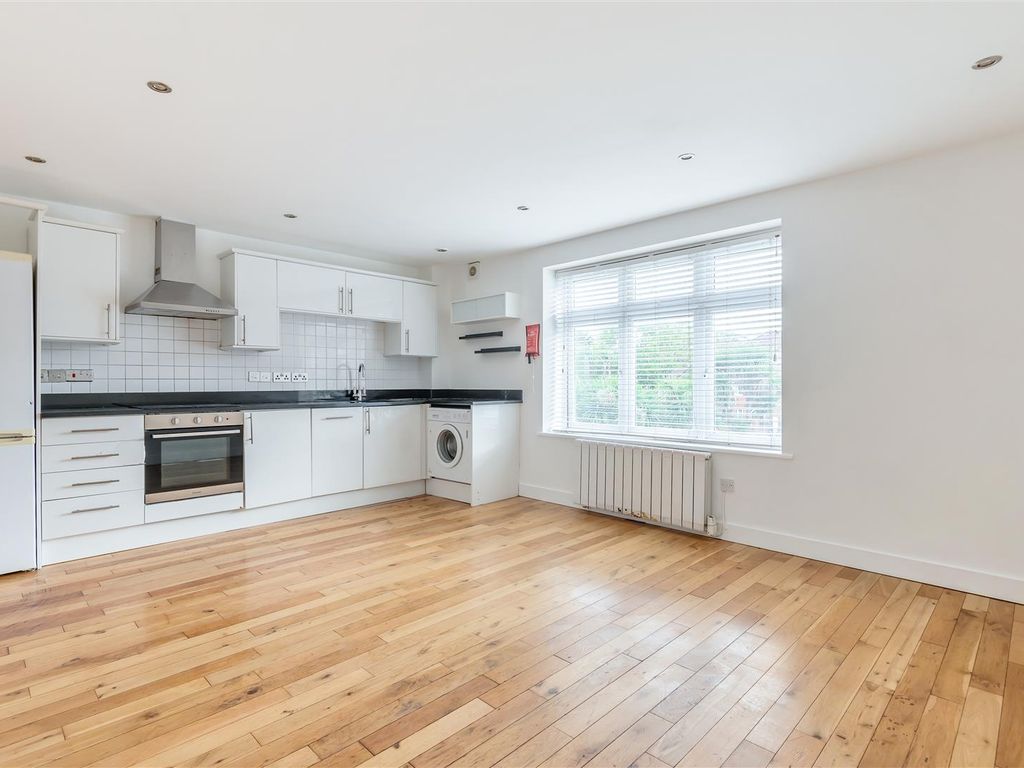 2 bed flat to rent in Kingston Road, Ewell, Epsom KT19, £1,650 pcm Zoopla