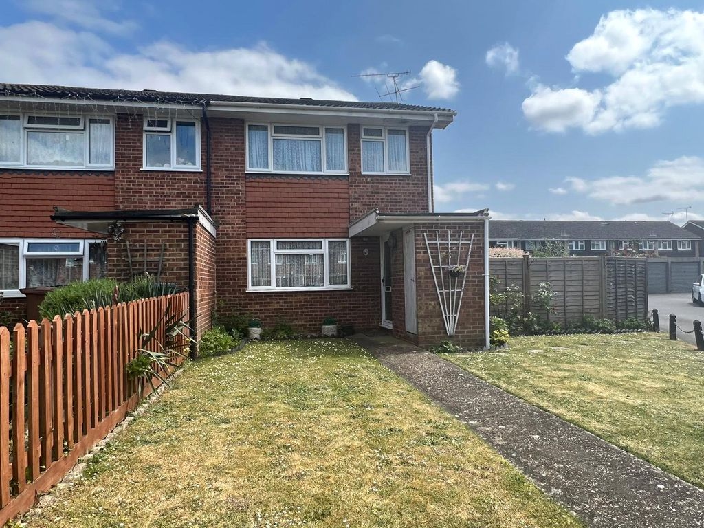 3 bed end terrace house for sale in Ellison Way, Tongham, Surrey GU10