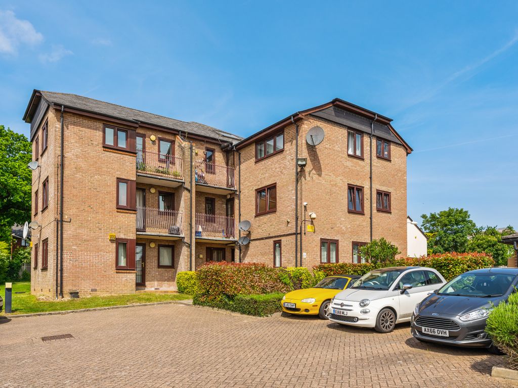 2 bed flat to rent in Cedar Close, Buckhurst Hill IG9 Zoopla