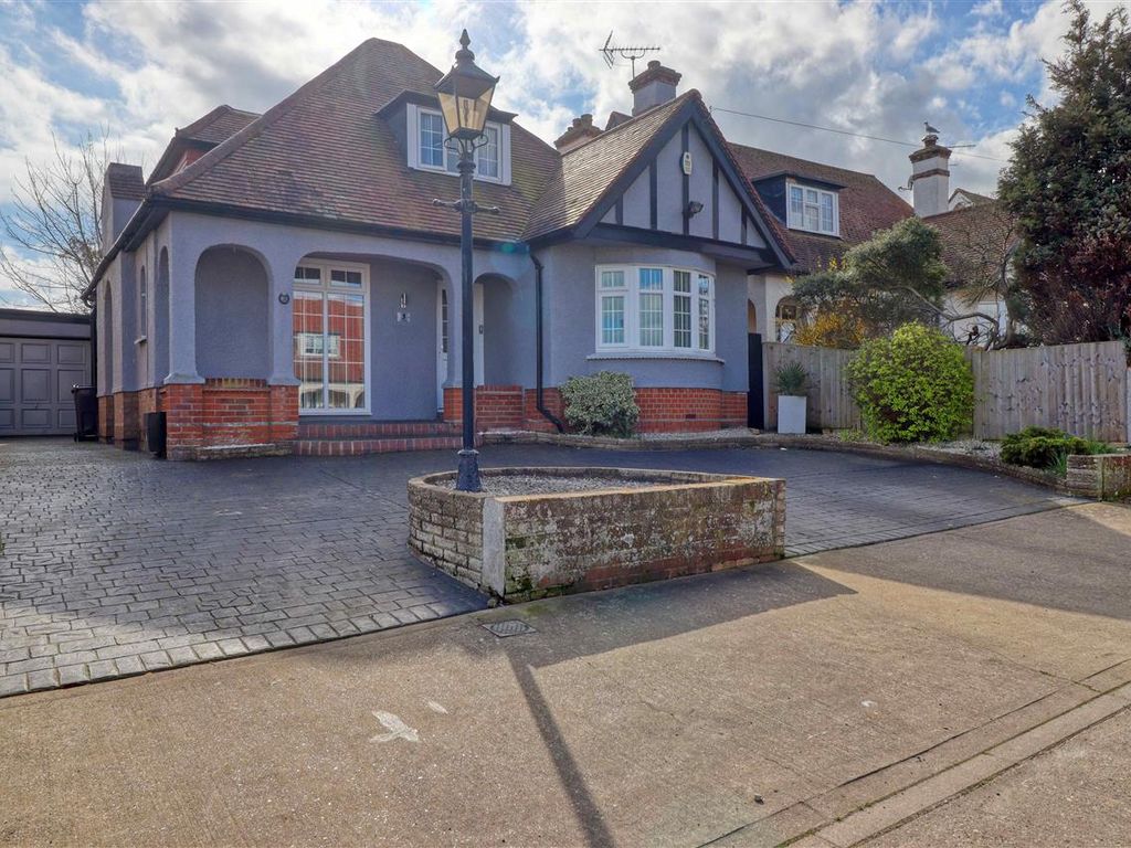 4 bed detached house for sale in Clarendon Park, ClactonOnSea CO15, £