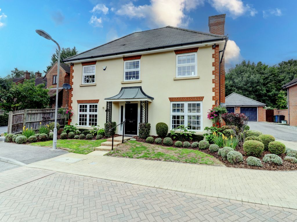 4 bed detached house for sale in Copperfields, High HP12, £