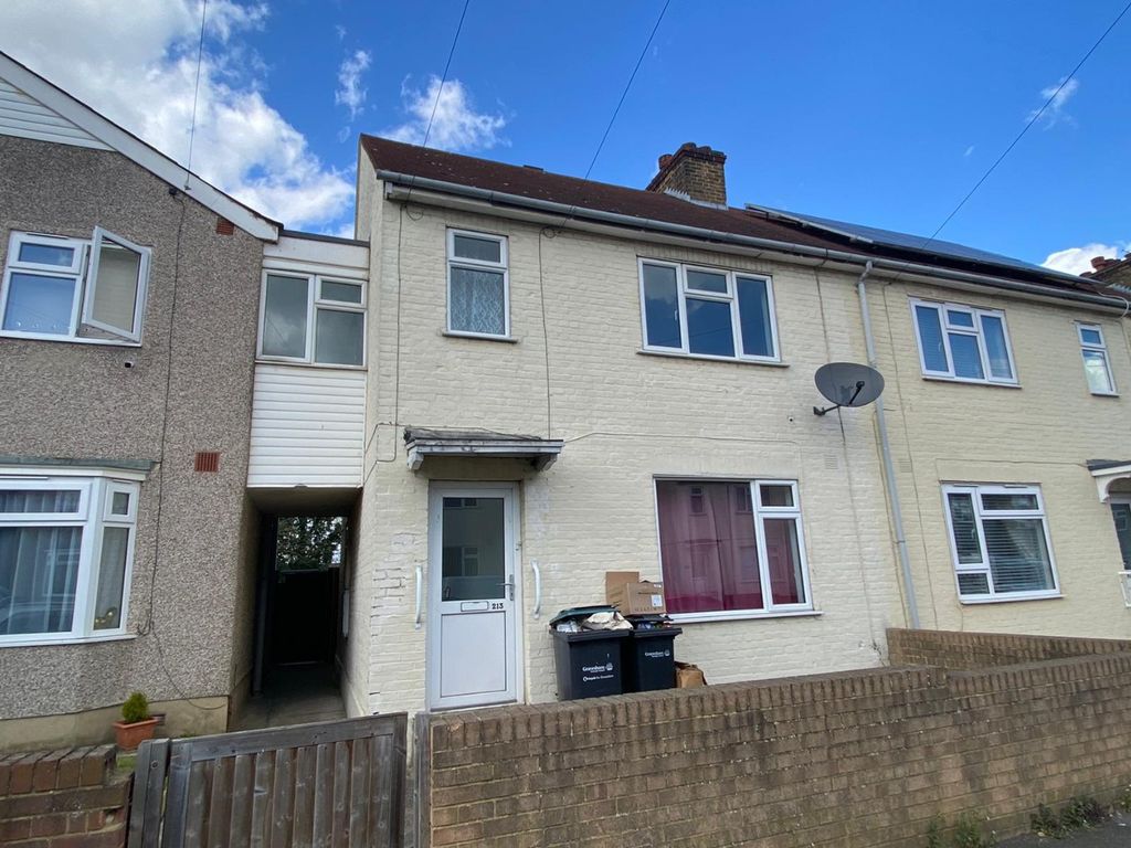 3 bed semidetached house to rent in Waterdales, Northfleet, Gravesend