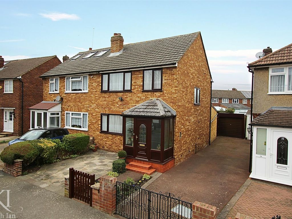 3 bed semidetached house for sale in Dudley Avenue, Cheshunt, Waltham