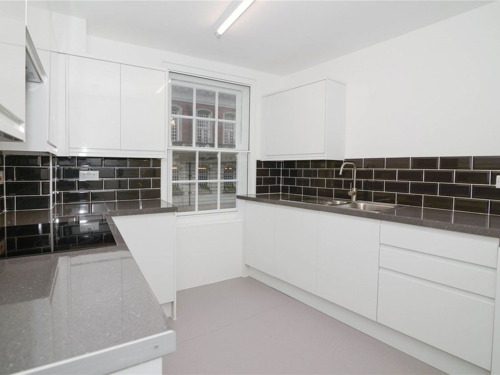 2 bed flat to rent in Wandsworth High Street, London SW18, £1,900 pcm