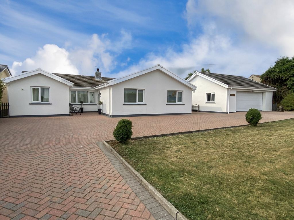 5 bed bungalow for sale in Thornton, Park View, Tiers Cross