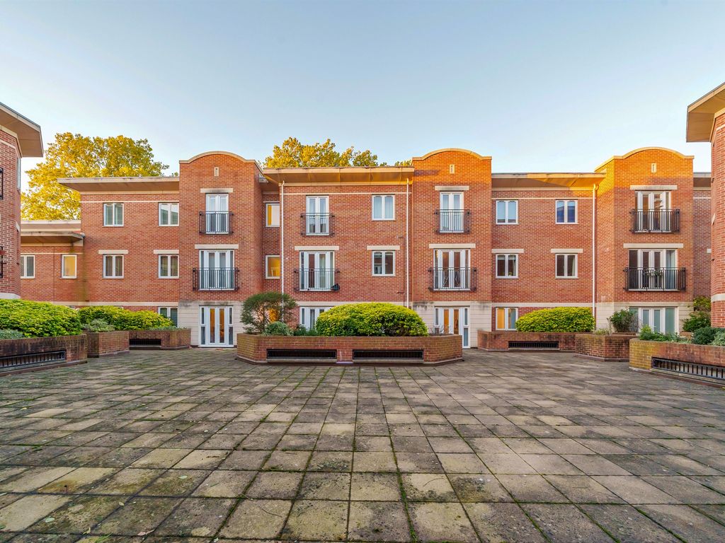 2 bed flat for sale in Grenfell Road, Maidenhead SL6, £270,000 Zoopla
