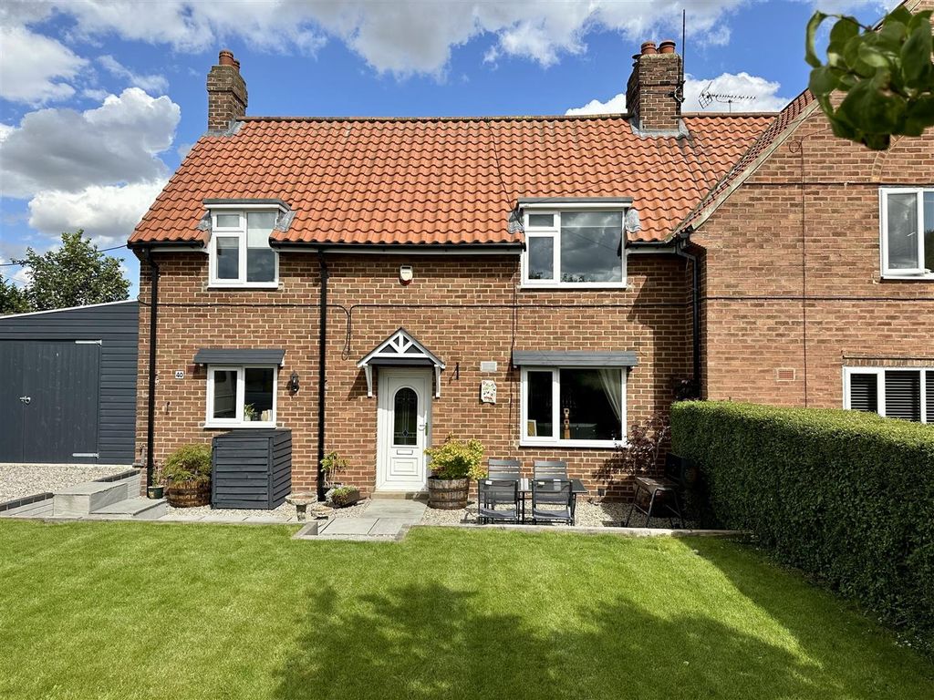 3 bed semidetached house for sale in Station Road, Middleton On The