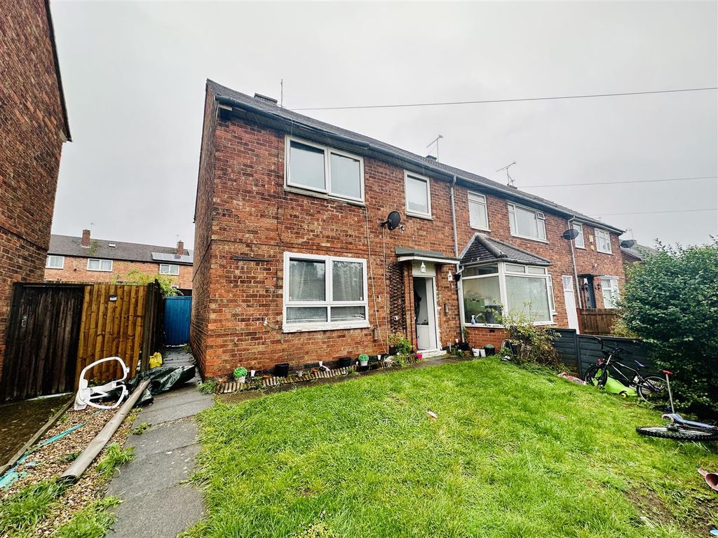 3 bed semidetached house for sale in Aikman Avenue, Leicester LE3, £