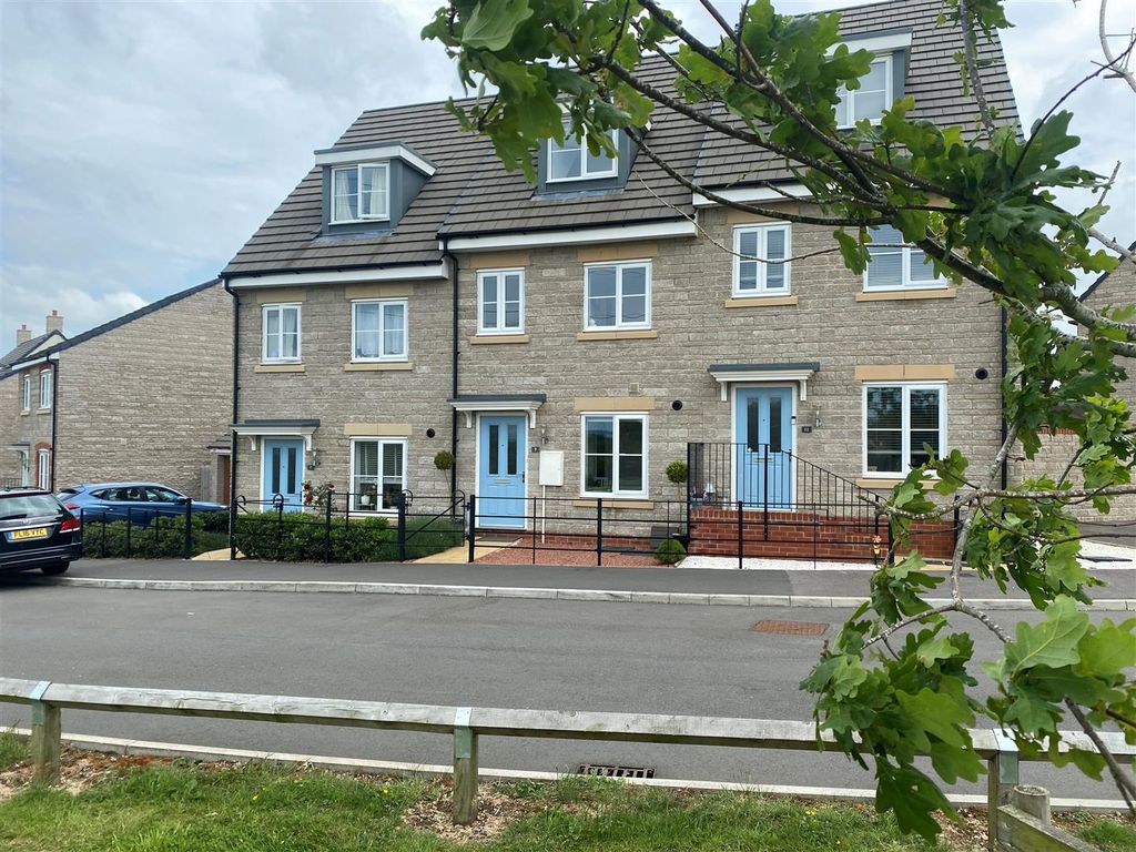 3 bed terraced house for sale in Upper Ox Hill, Purton, Swindon SN5