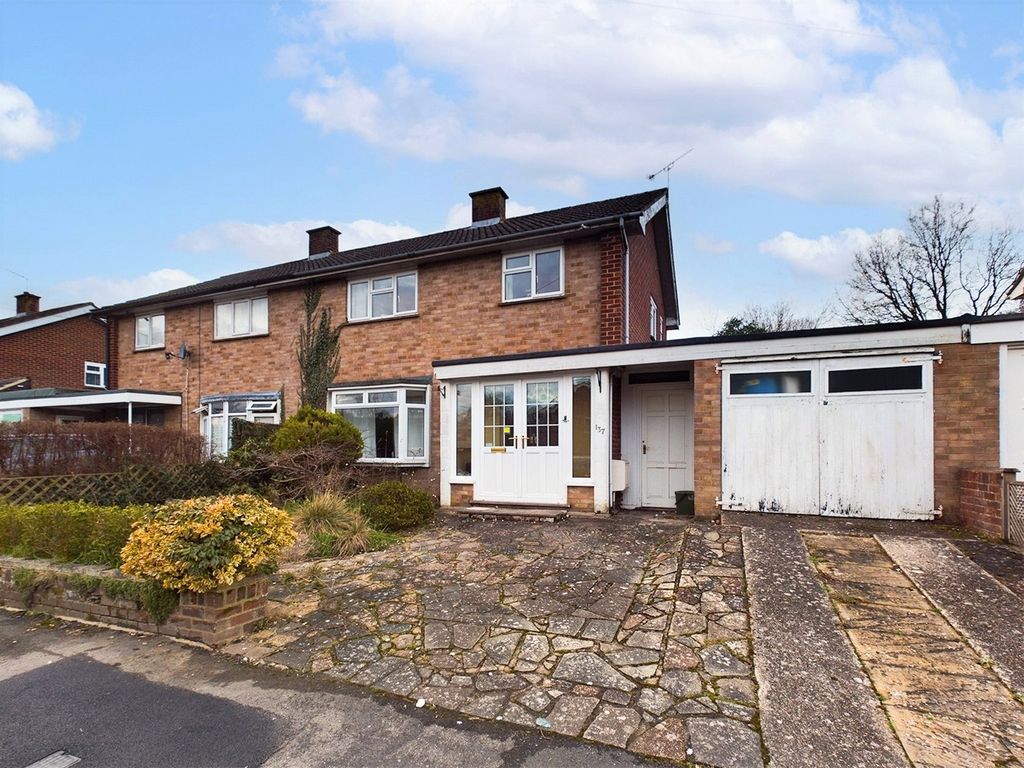 3 bed semidetached house for sale in Applegarth Avenue, Guildford