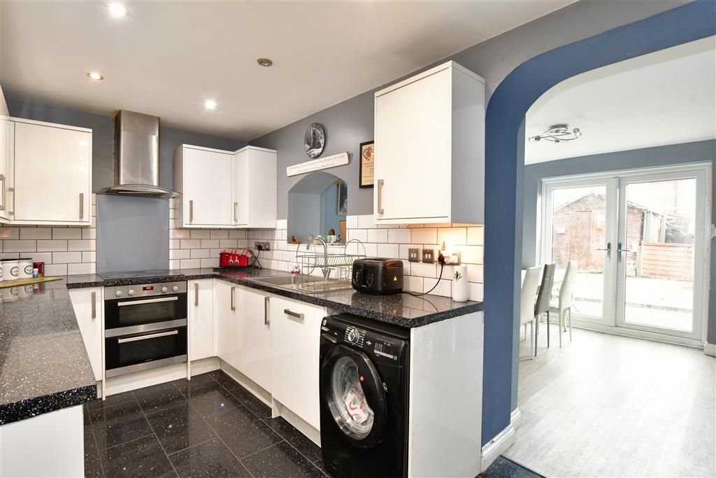 3 bed terraced house for sale in Severn Road, Aveley, South Ockendon