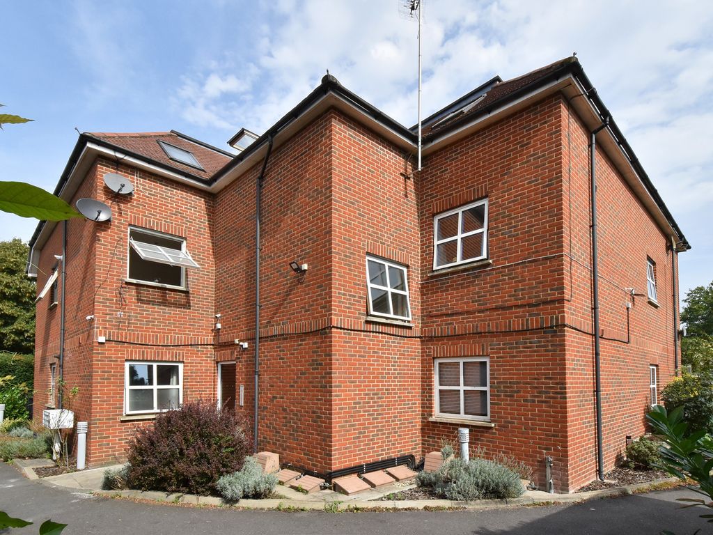 2 bed flat to rent in Charlton Park Lane, Charlton SE7, £1,850 pcm Zoopla