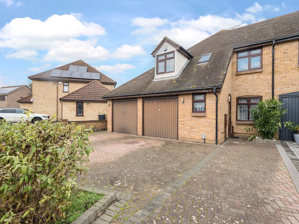 4 bed semidetached house for sale in Parsons Lawn, Shoeburyness SS3, £